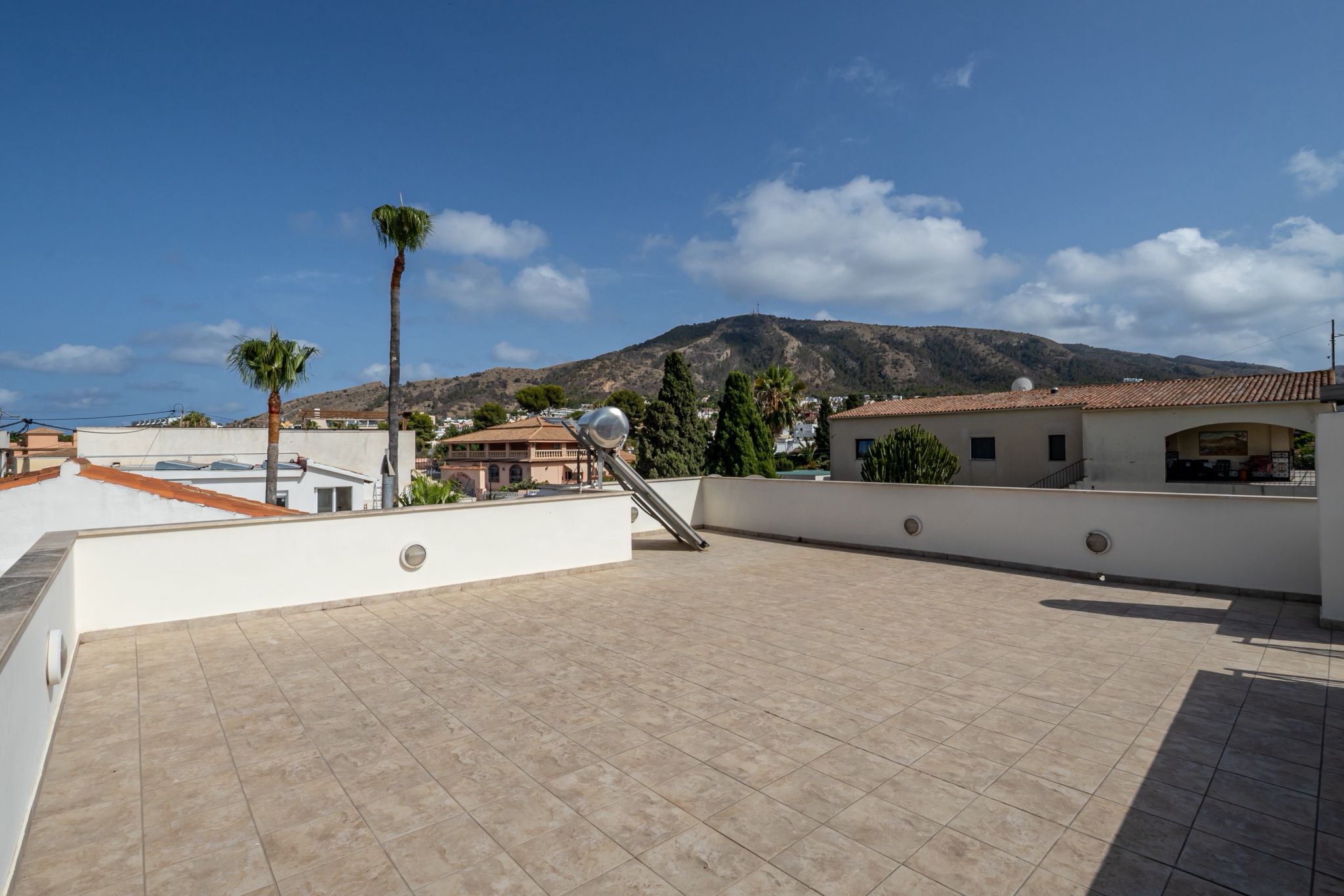 TWEELINGCHALET TE KOOP IN HET CENTRUM VAN ALBIR