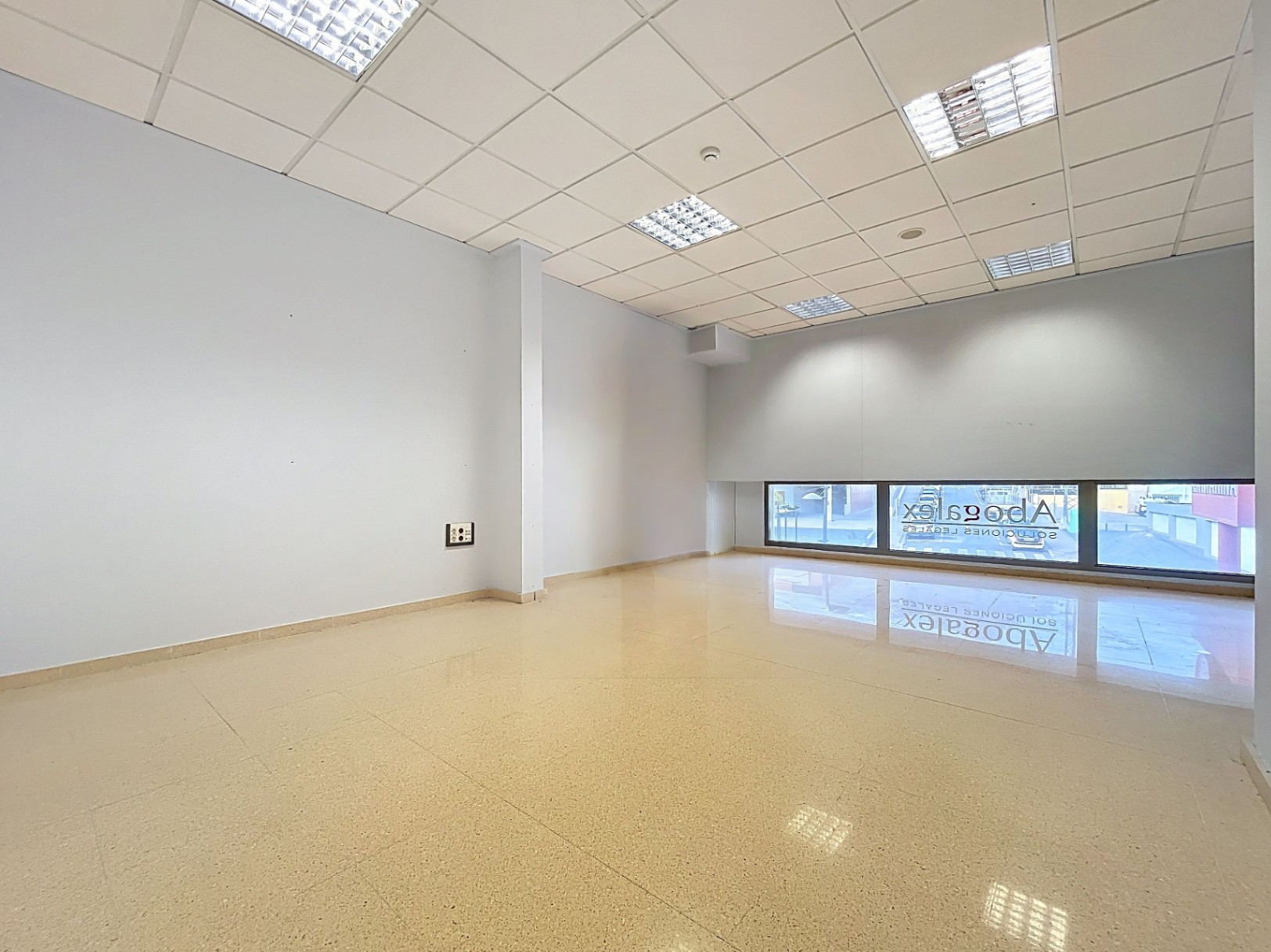 LOCAL COMMERCIAL À VENDRE À LA NUCIA