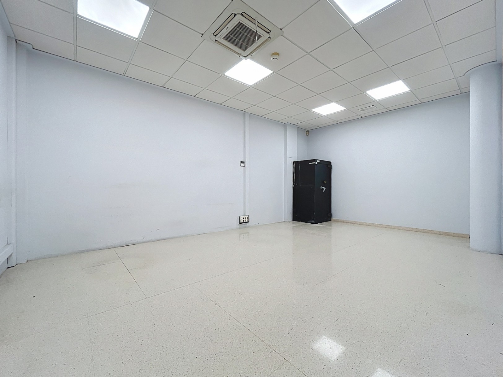 LOCAL COMMERCIAL À VENDRE À LA NUCIA