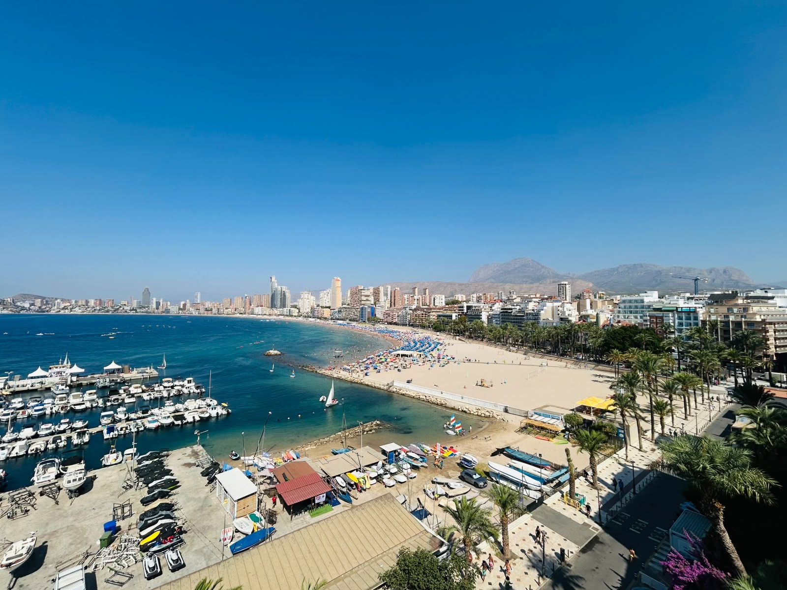 APARTMENT FOR SALE IN BENIDORM WITH SEA VIEWS