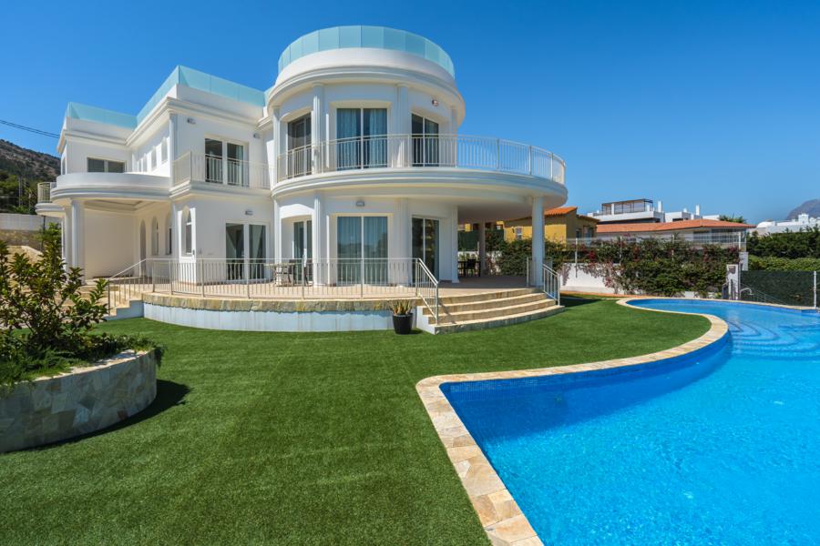 Exclusive villa for sale with sea and mountain views in Albir
