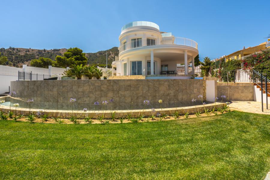 Exclusieve villa te koop met uitzicht op zee en de bergen in Albir