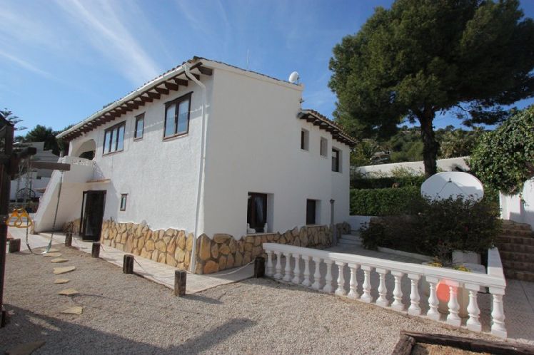 Chalet | Villa en venta en Alfas del Pi con vistas a mar.