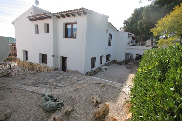 Chalet | Villa en venta en Alfas del Pi con vistas a mar.