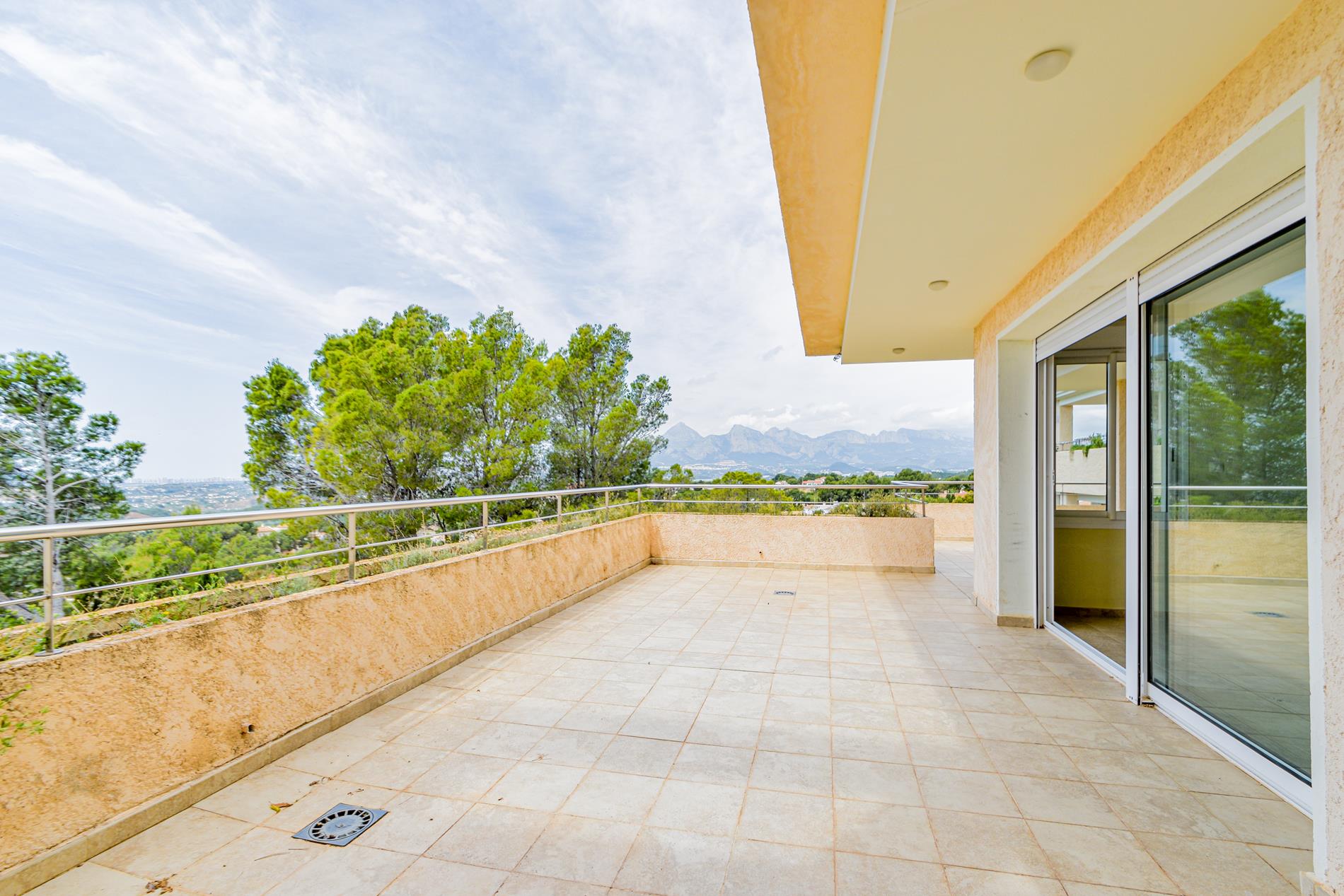 Apartment for sale in Altea with sea views