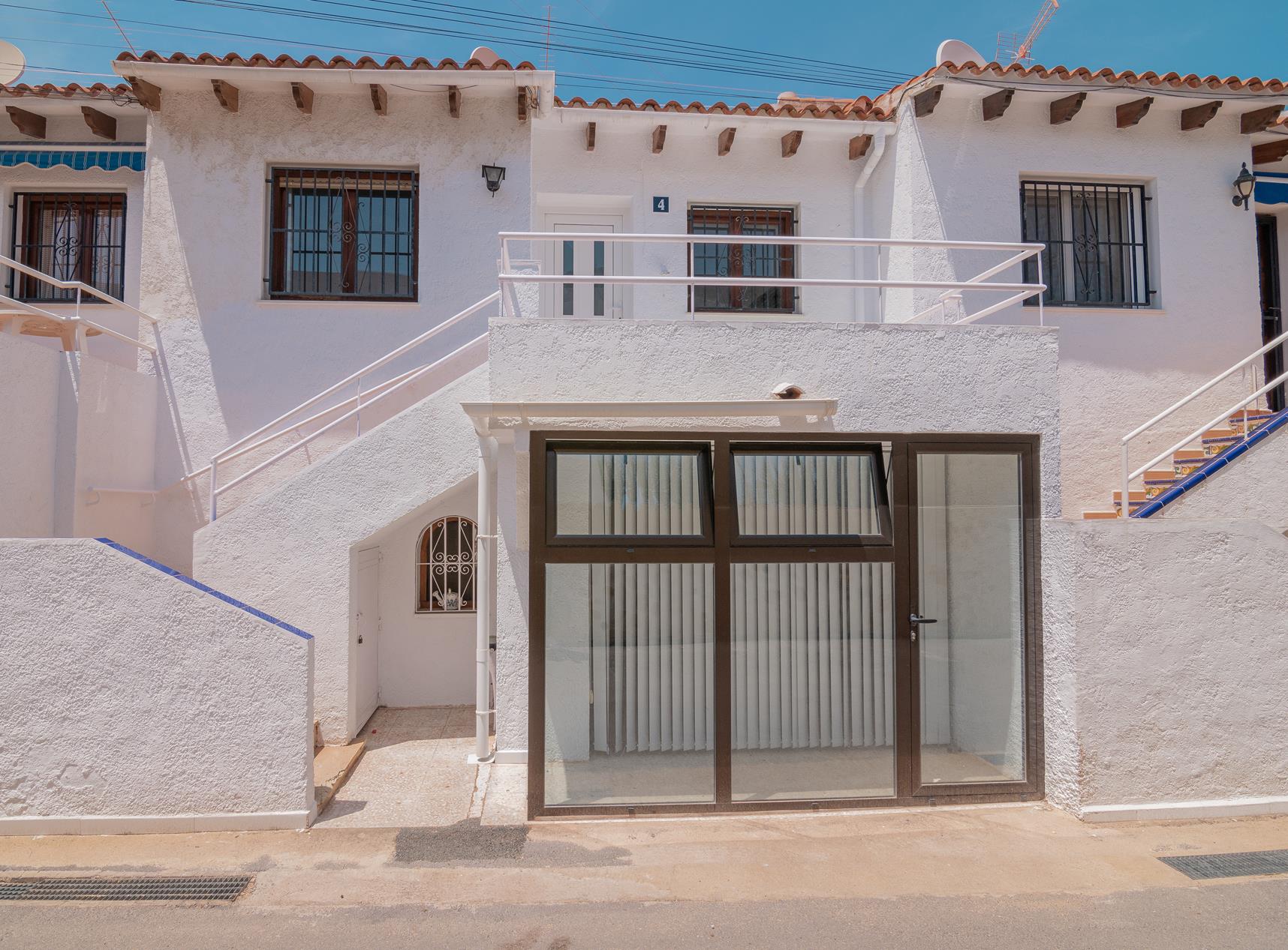 Bungalow for sale in Albir, in urbanization with pool