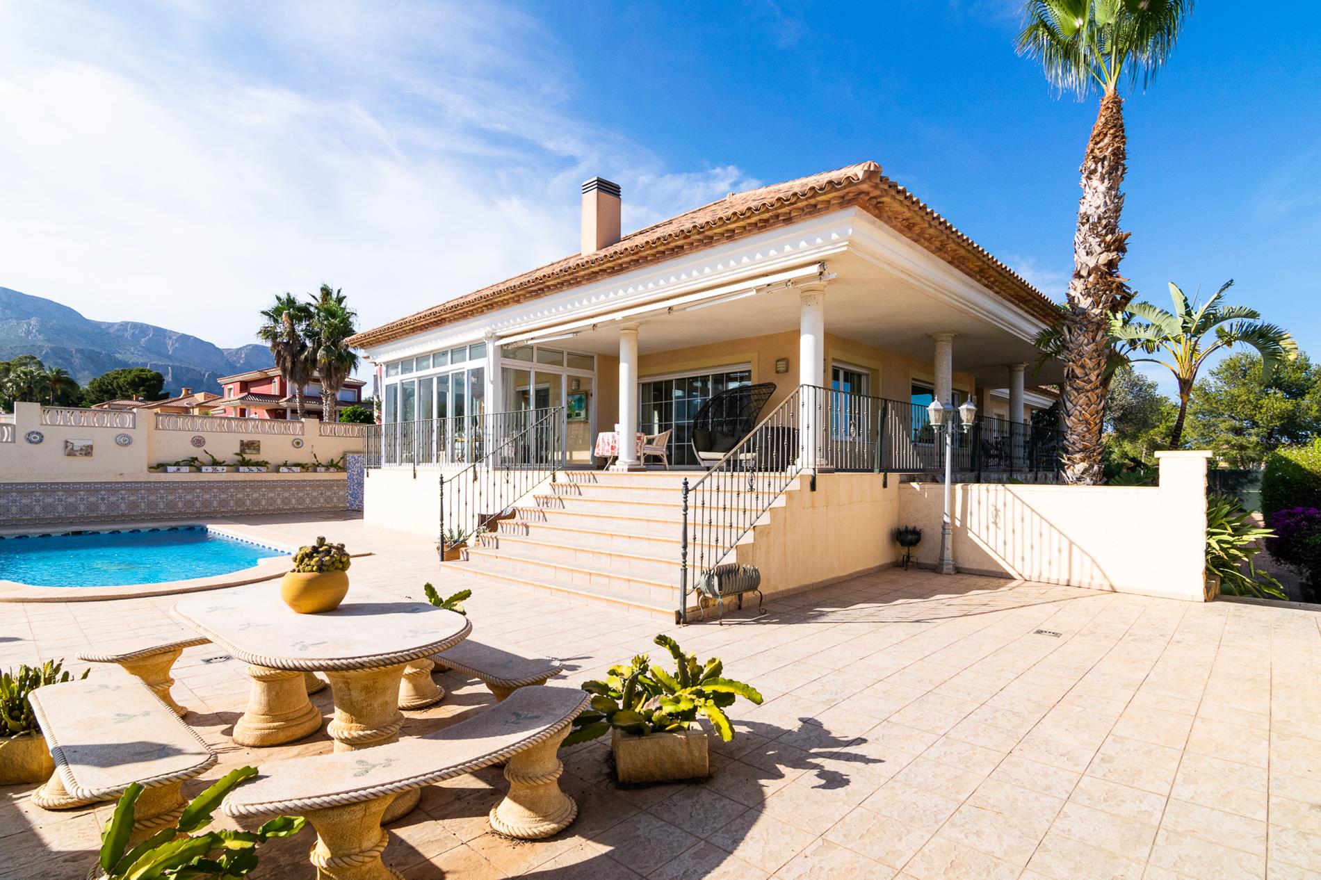 Chalet | Villa en venta en La Nucia con vistas a mar y montaña