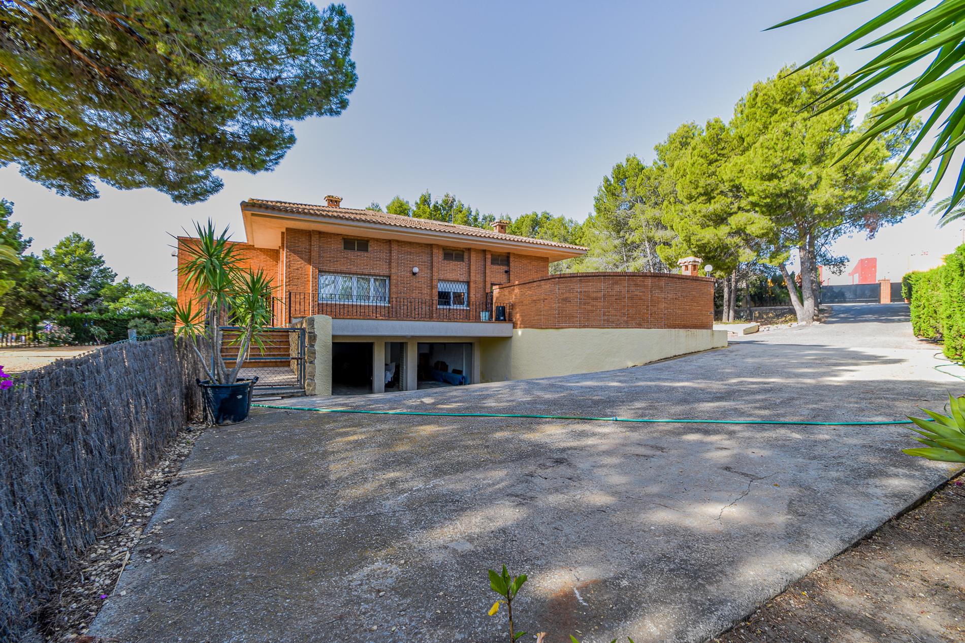 Villa for sale in La Nucia with large plot and spacious rooms