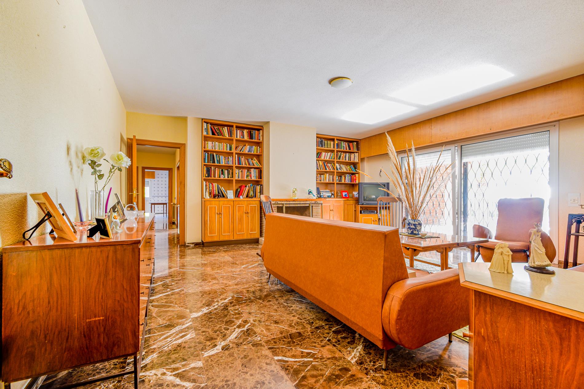Villa til salgs i La Nucia med stor tomt og romslige rom