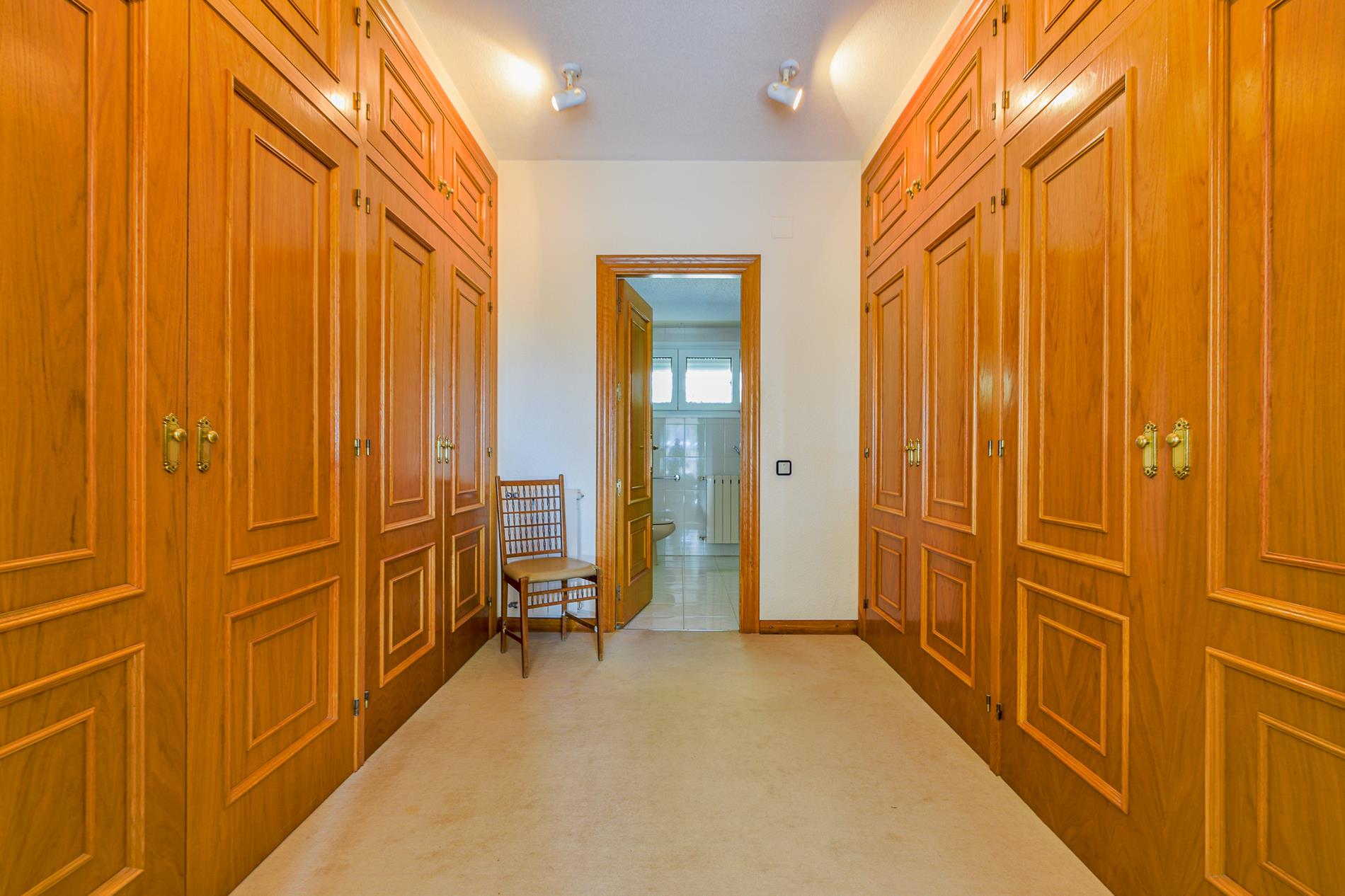 Villa zum Verkauf in La Nucia mit großem Grundstück und geräumigen Zimmern