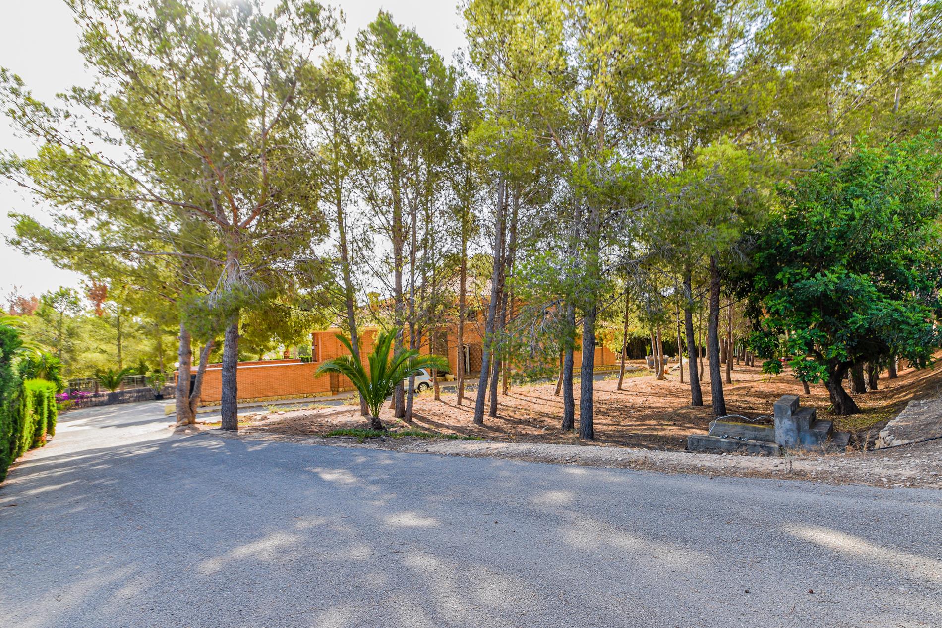 Villa for sale in La Nucia with large plot and spacious rooms