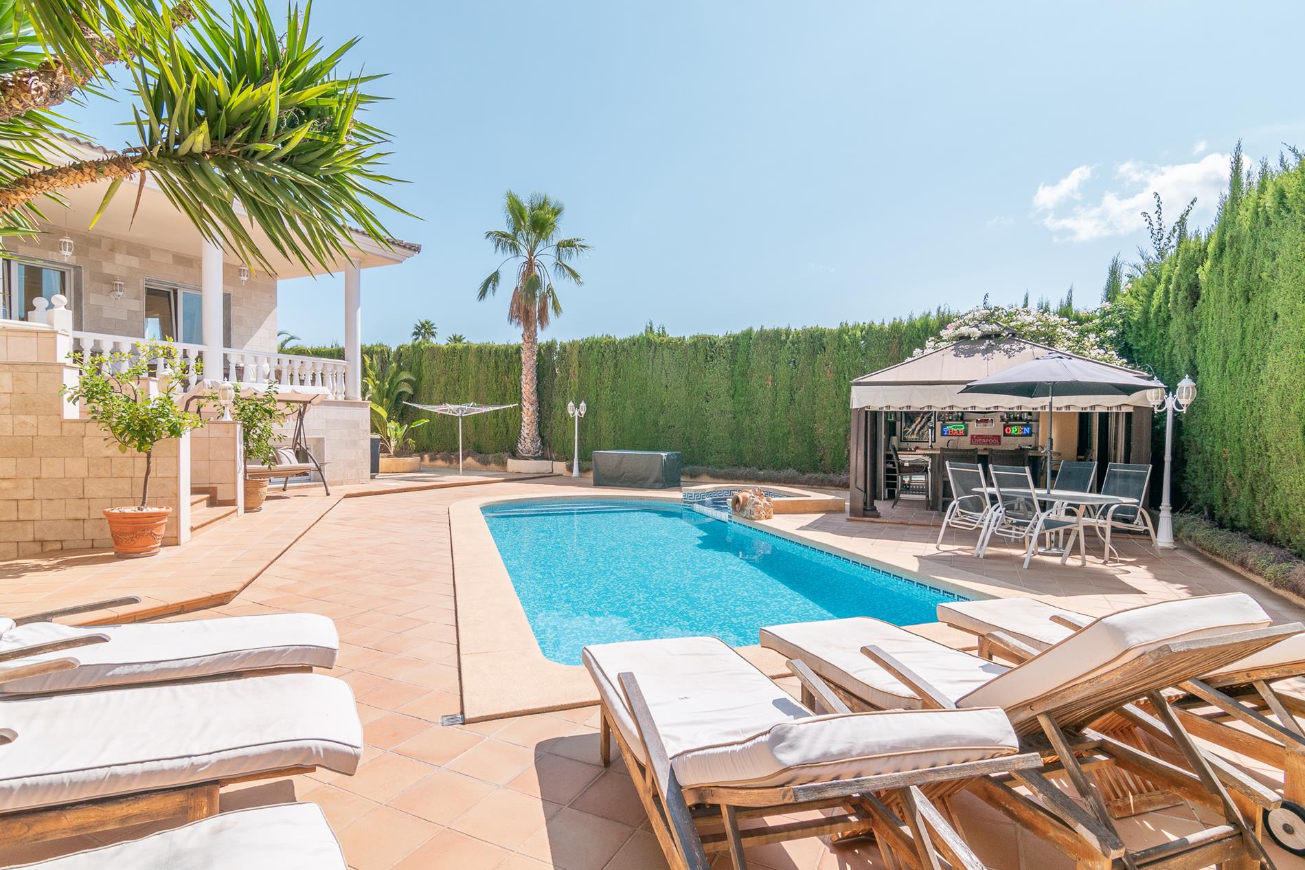 Villa zum Verkauf in Alfaz del Pi mit Garten und privatem Pool, in der Nähe des Dorfes