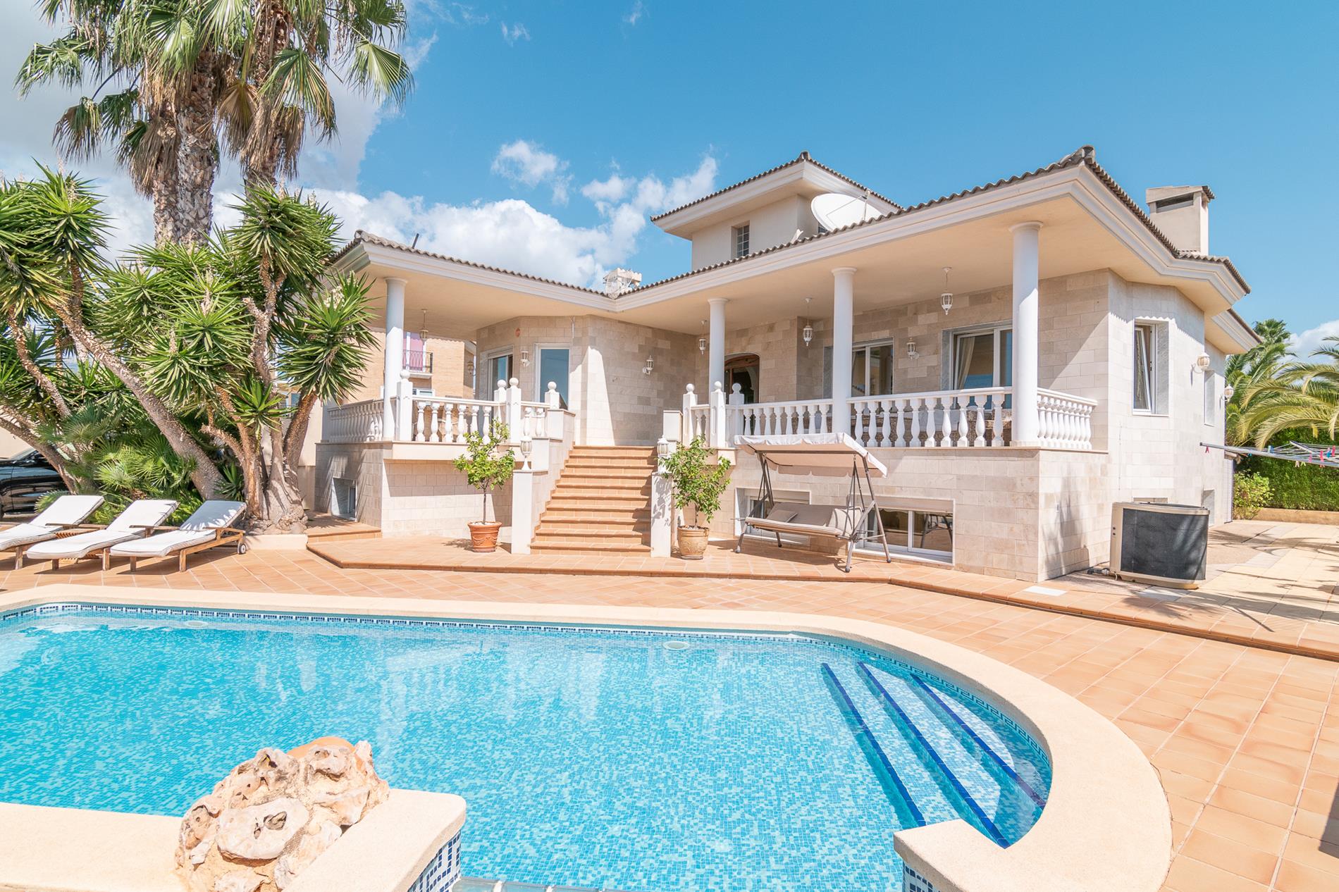 Villa te koop in Alfaz del Pi met tuin en privé zwembad, vlakbij het dorp