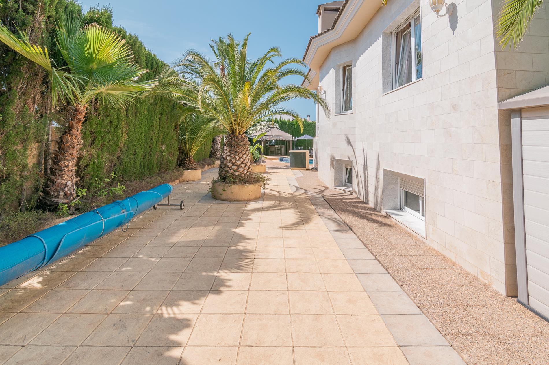 Villa te koop in Alfaz del Pi met tuin en privé zwembad, vlakbij het dorp