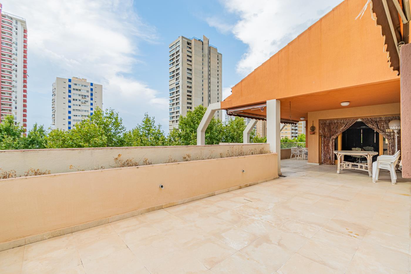 PENTHOUSE FOR SALE IN BENIDORM WITH LARGE TERRACE AND PANORAMIC VIEWS