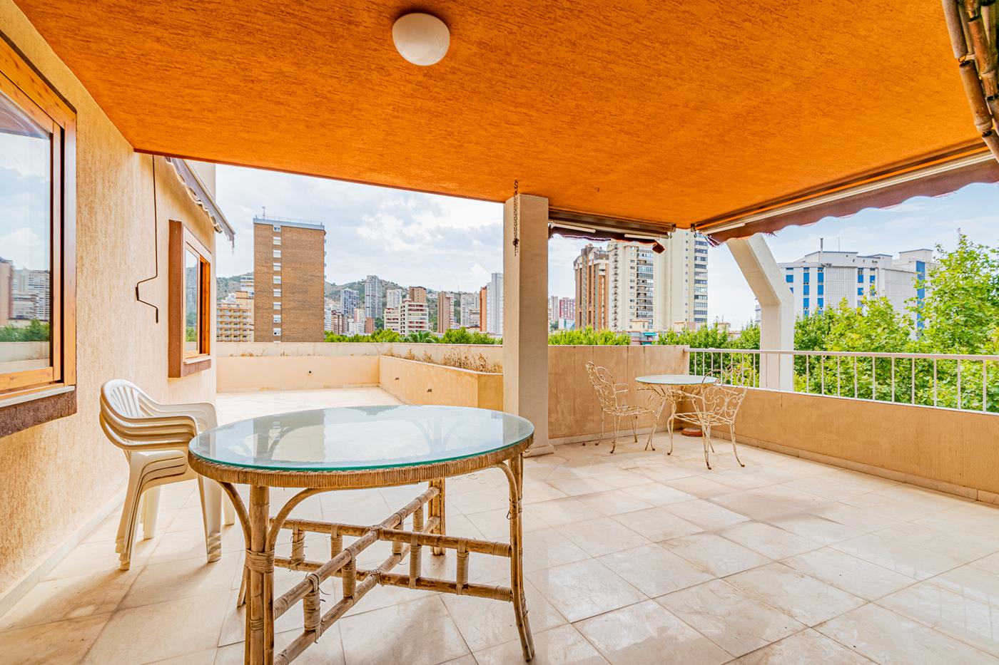PENTHOUSE FOR SALE IN BENIDORM WITH LARGE TERRACE AND PANORAMIC VIEWS
