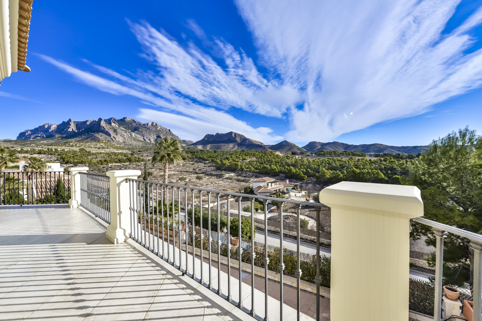 Villa única en venta en Busot, a 10 km de las playas de El Campello, Alicante