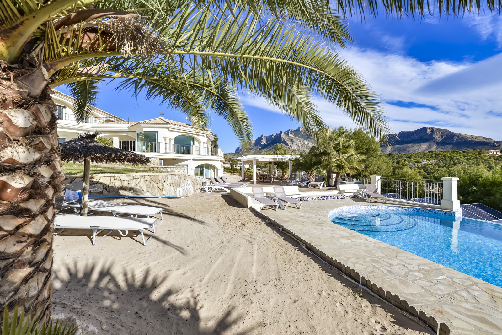 Villa única en venta en Busot, a 10 km de las playas de El Campello, Alicante