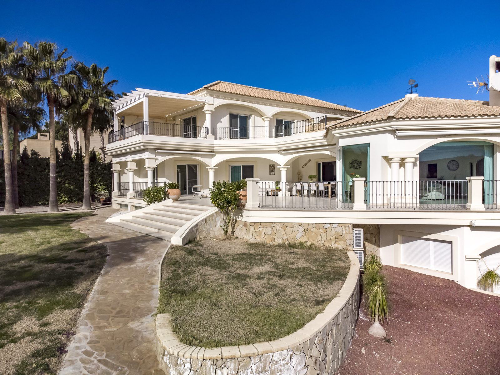 Unieke villa te koop in Busot, op 10 km van de stranden van El Campello, Alicante