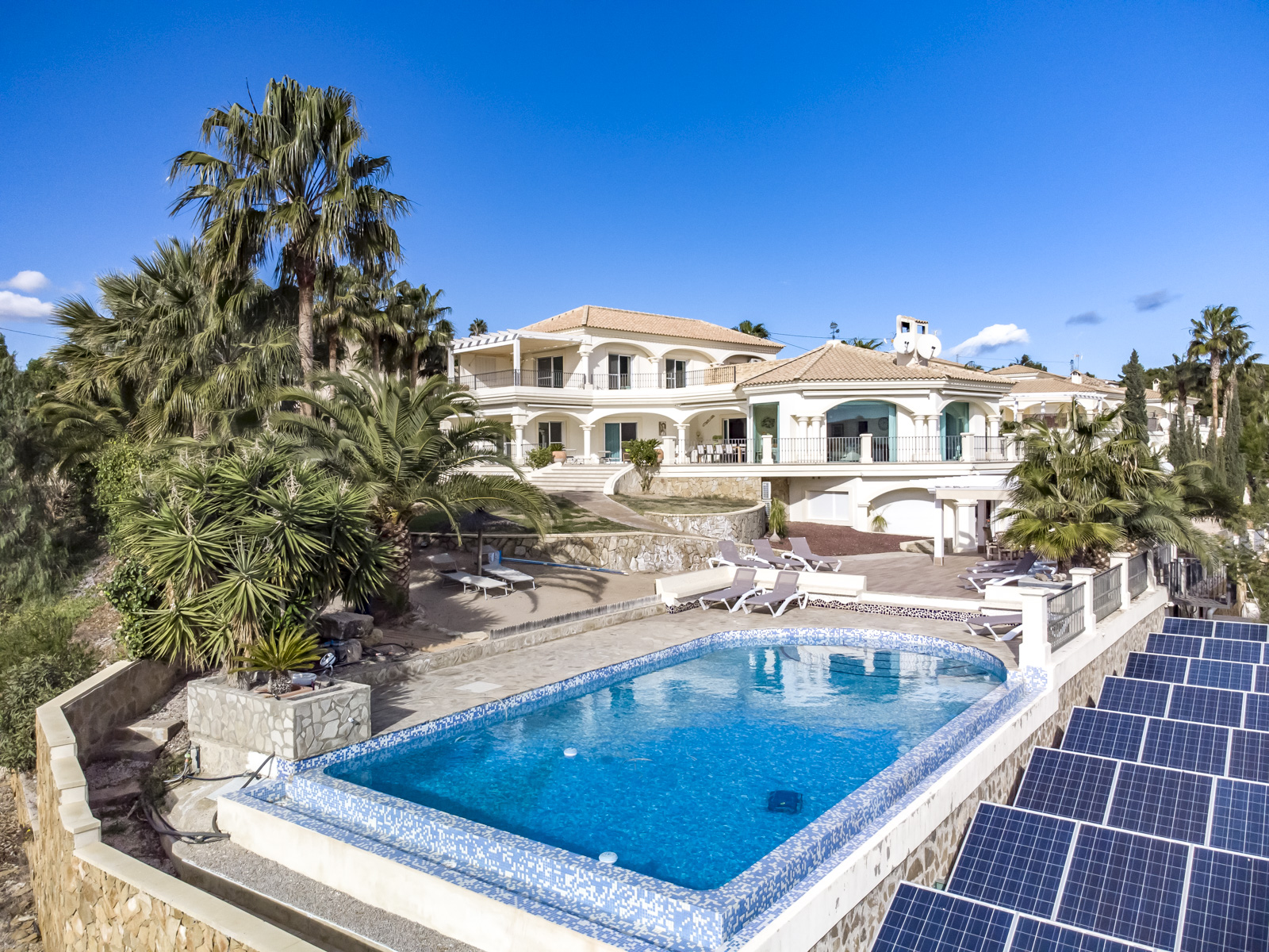 Unieke villa te koop in Busot, op 10 km van de stranden van El Campello, Alicante