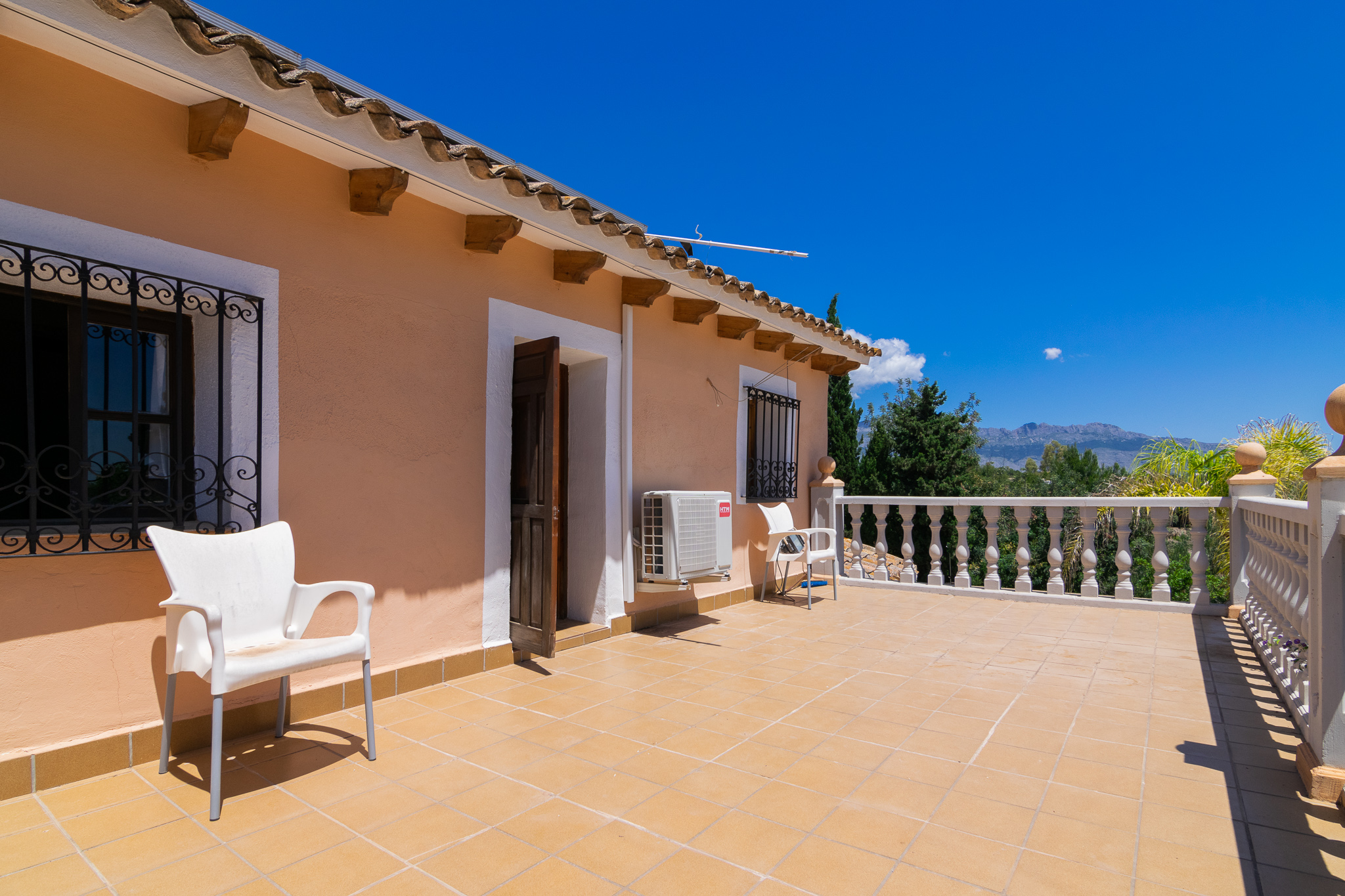 Chalet | Villa zu verkaufen in Alfas del Pi, rustikalen Stil