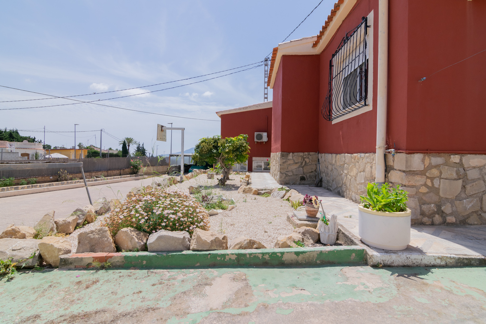 Detached villa with large plot in La Nucia