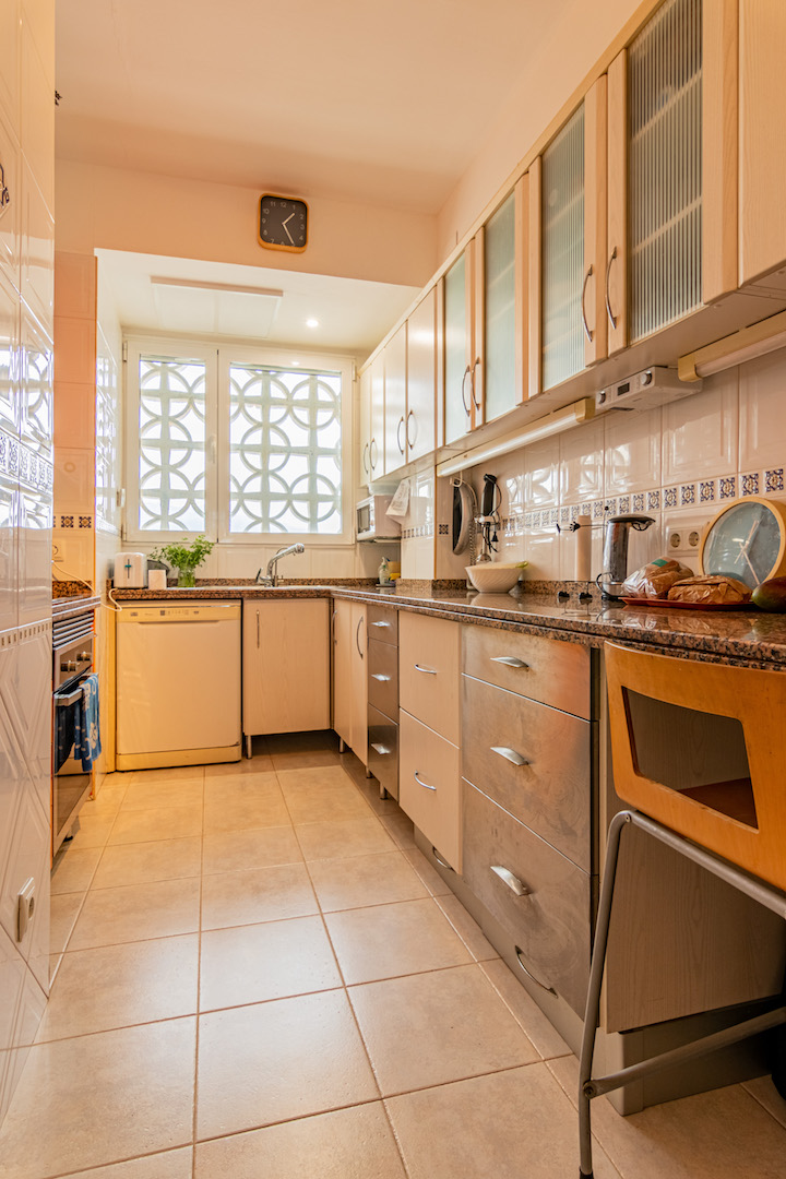 APPARTEMENT À VENDRE EN FACE DE LA PLAGE D’ALBIR
