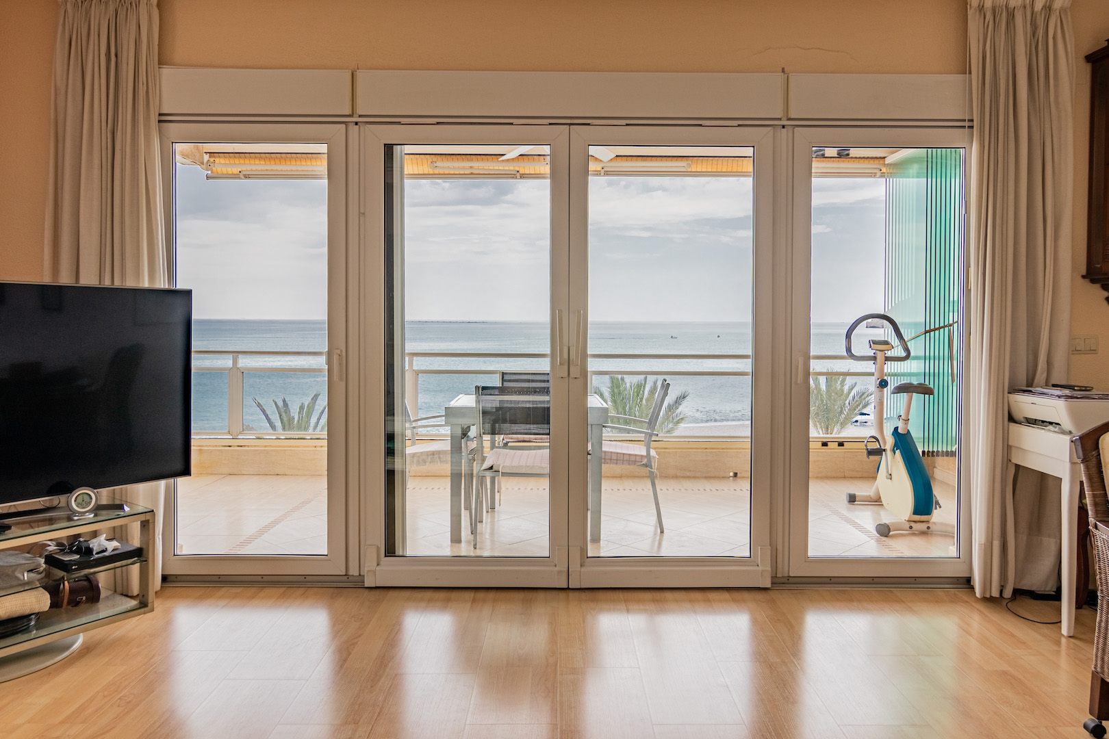 APPARTEMENT À VENDRE EN FACE DE LA PLAGE D’ALBIR