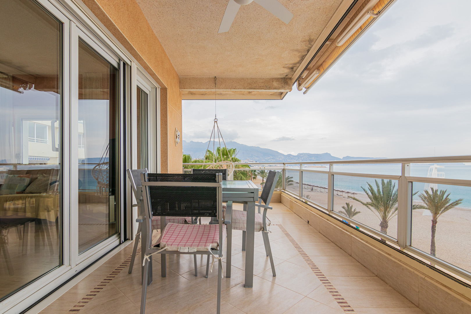 APPARTEMENT À VENDRE EN FACE DE LA PLAGE D’ALBIR