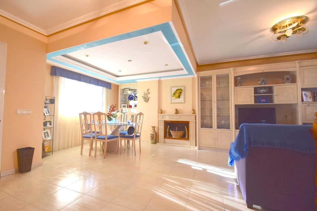 Chalet | Villa zu verkaufen in La Nucia, in der Nähe aller Dienstleistungen