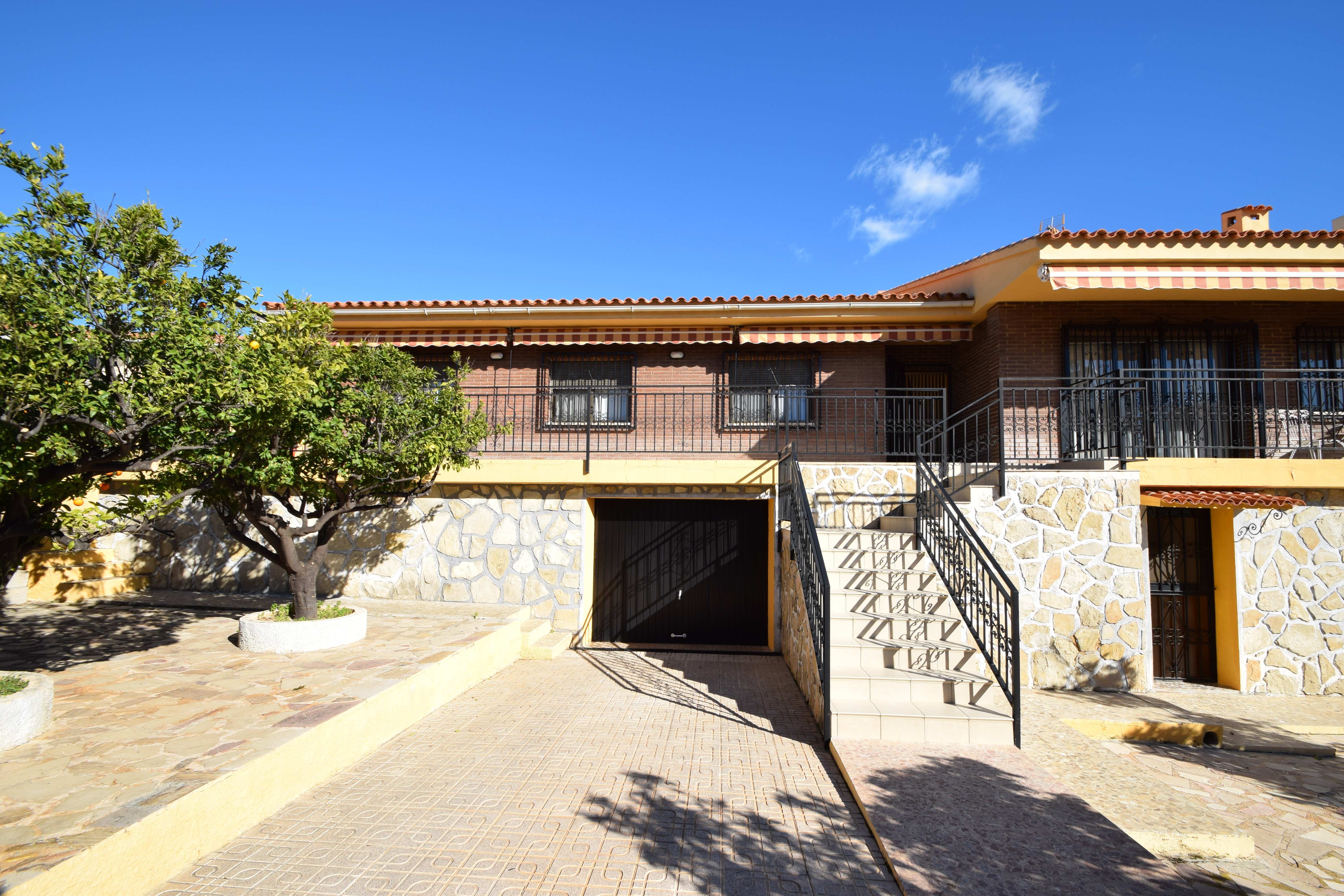 Chalet | Villa zum verkauf in Benidorm, ganz in der Nähe des Strandes